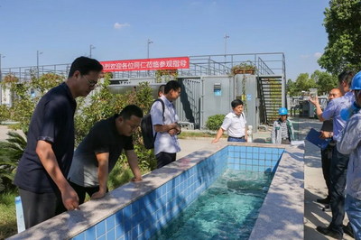 與會(huì)代表參觀開(kāi)創(chuàng)環(huán)保杭州余杭應(yīng)急污水處理項(xiàng)目設(shè)施